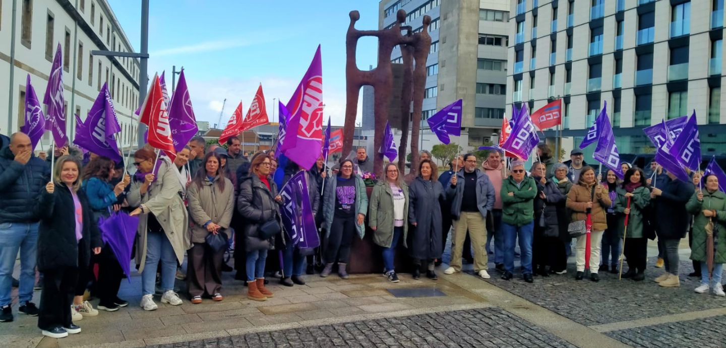 Imaxe das persoas que asistiron á lectura do manifesto na Plaza das Cigarreiras diante da estatua adicada ás mulleres asasinadas por violencia de xénero