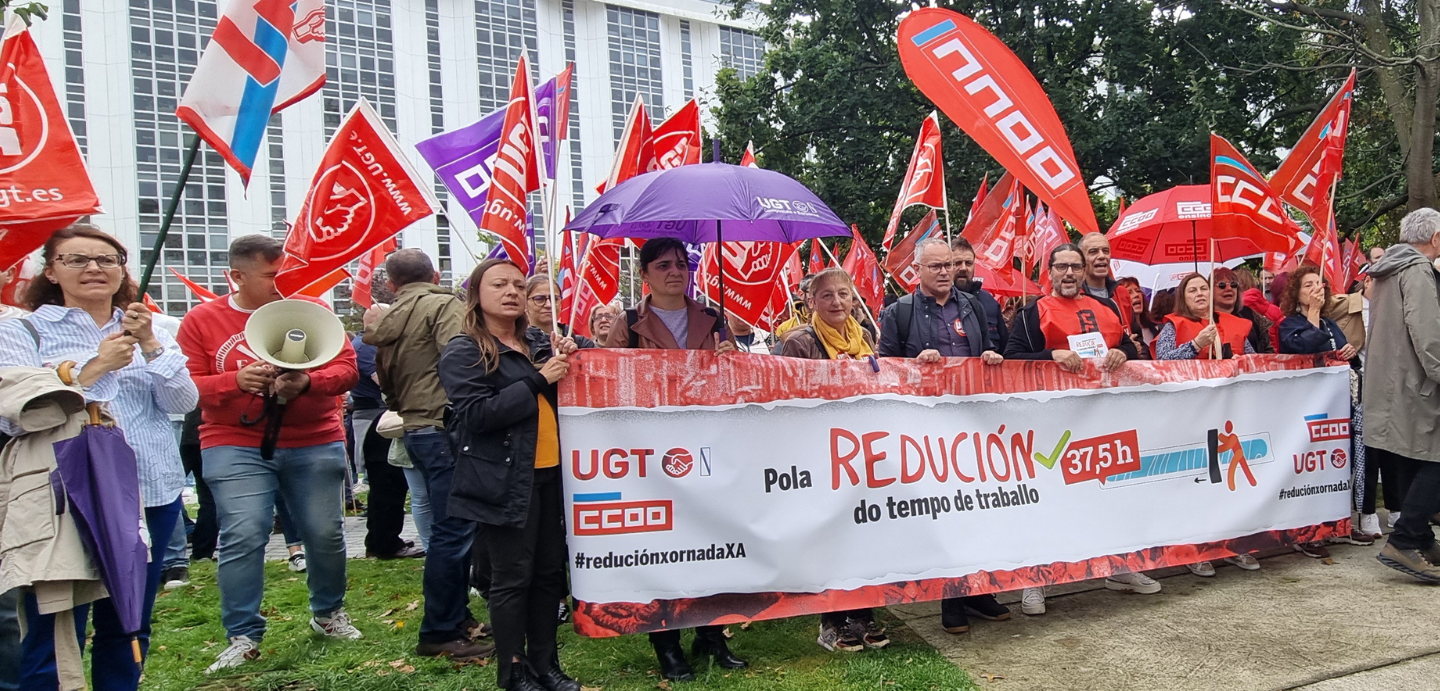 Imaxe da pancarta diante da Confederación de empresarios da Coruña. Lema: Pola reducción do tempo de traballo.