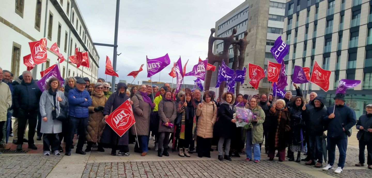 Concentración na Praza das Cigarreiras diante da estatua adicada ás mulleres que sufren violencia de xénero.