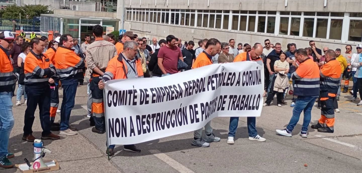 Concentración diante da sede da empresa no Polígono de Agrela. O lema da pancarta indica: Comité de Empresa Repsol Petróleo A Coruña non a destrucción de postos de traballo
