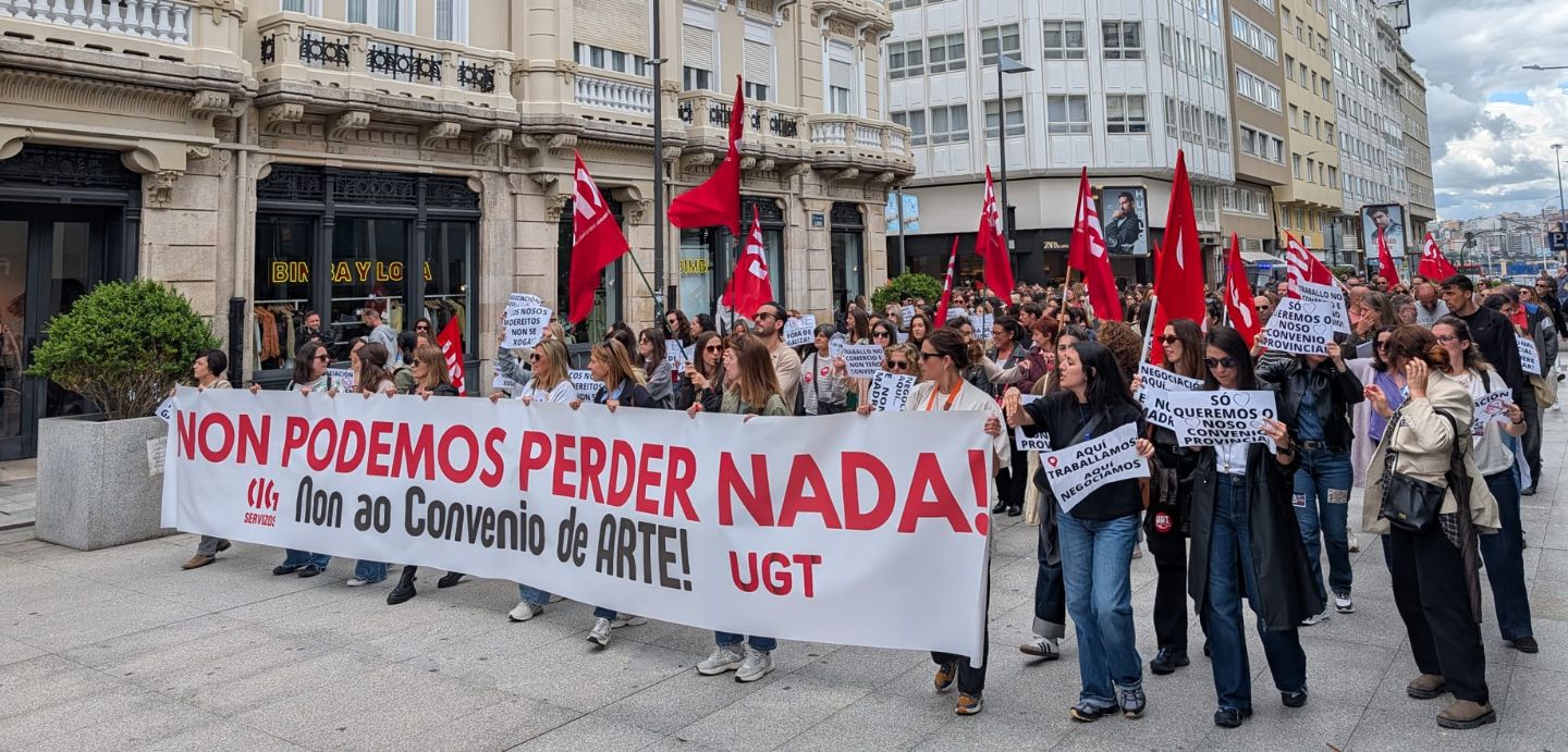 Imaxe da pancarta situada na Plaza de Lugo. O lema da pancarta é: "Non podemos perder nada. Non ao Convenio de Arte".
