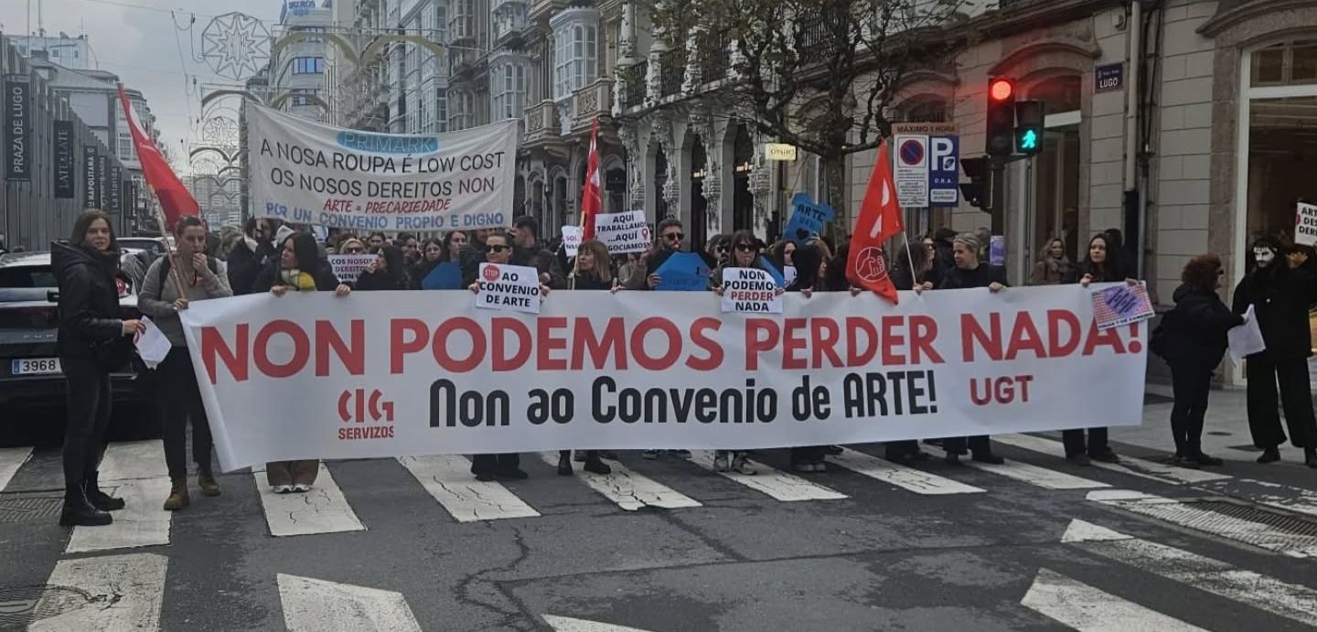 Cabeza da manifestación situada na Praza de Lugo diante de dúas tendas de Inditex. O lema da pancarta é:  "Non podemos perder nada.  Non ao convenio de Arte!"