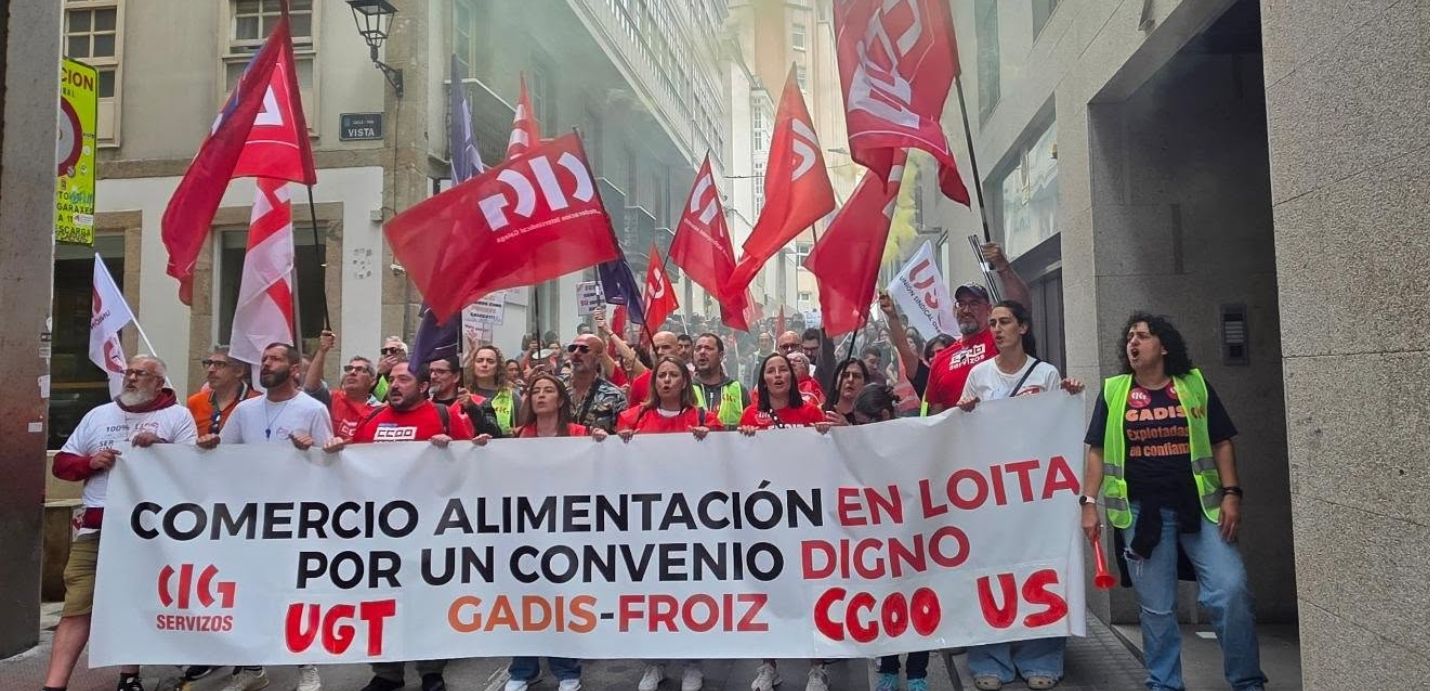 Manifestación do persoal de comercio de alimentación polas rúas da cidade. O lema da pancarta é: "Comercio de alimentación en loita por un convenio digno"