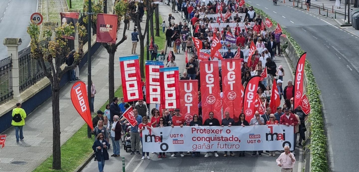Cabecera da manifestación do 1 de Maio con lema "Protexer o conquistado, gañar futuro"