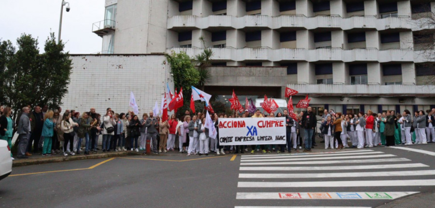 Concentración diante do Huac. Lema do cartaz: "Acciona cumpre xa"