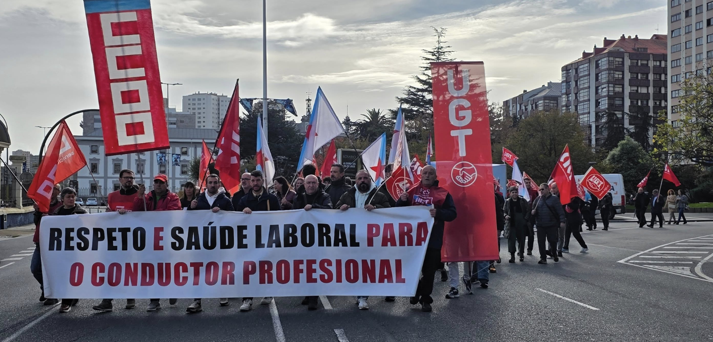 Imaxe durante a manifestación preto do porto da Coruña. Lema da pancarta: "Respeto e saúde laboral para o conductor profesional".